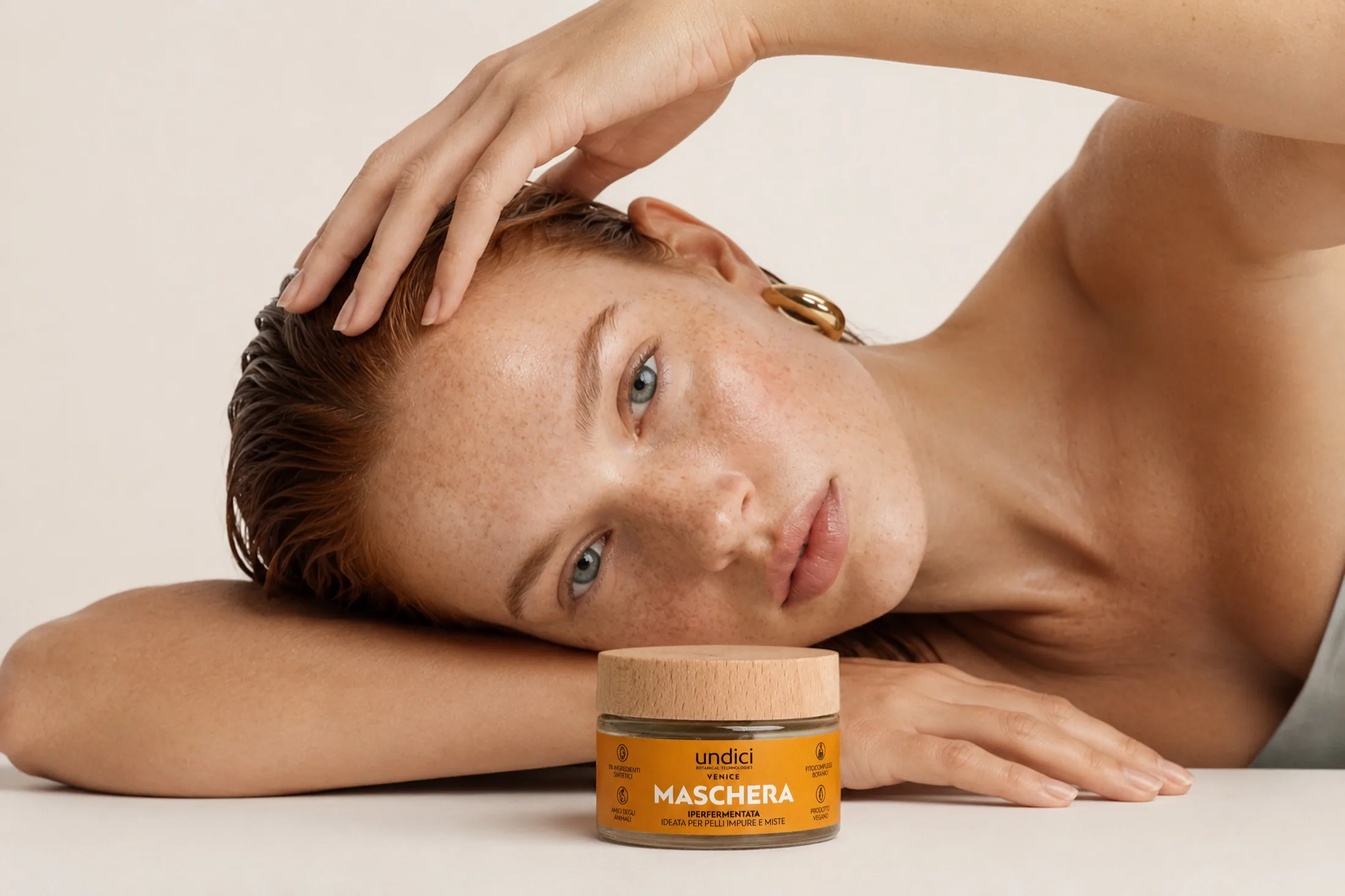 Model mit der reinigenden Maske von Undici